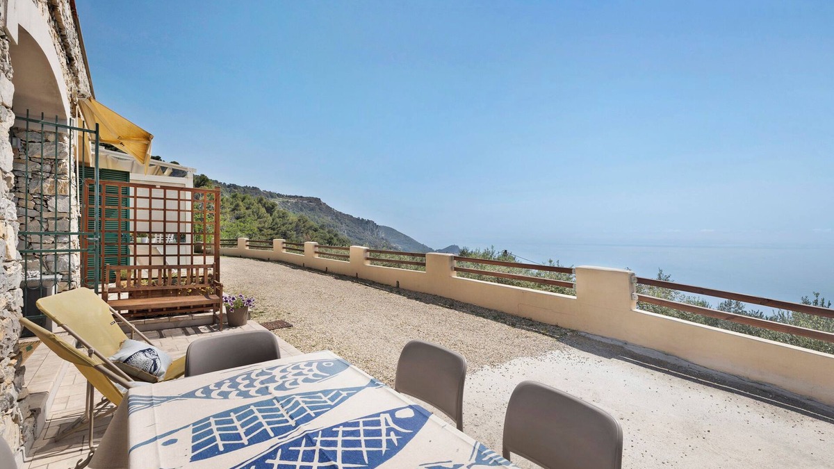 Finale Ligure Apartment | Apartment "Oleandro" with Sea View, Garden & Wi-Fi