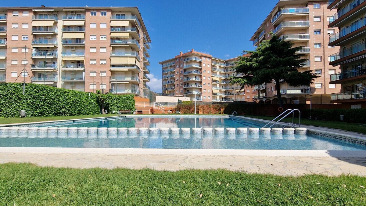 Malgrat de Mar Apartment | Apartment on the Paseo Marítimo 3 minutes from the beach, community pool, free Wi-Fi, excellent location, bars, restaurants and shops. Vivalidays Luis.