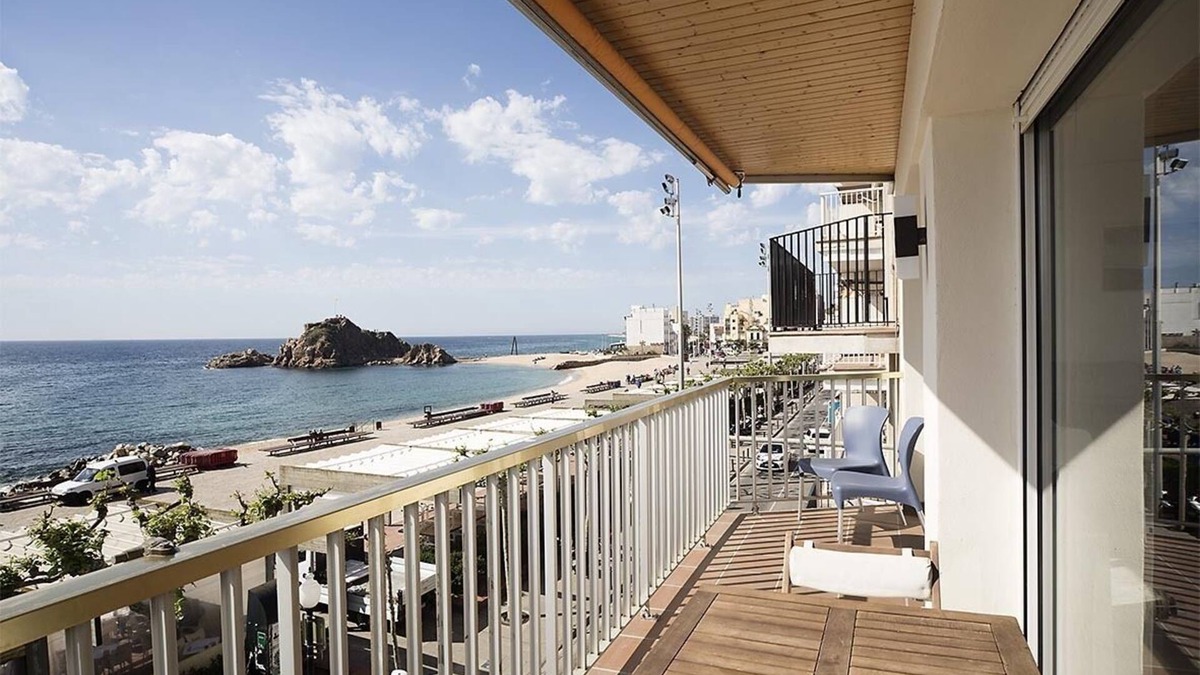 Blanes Condo | Apartment on the seafront, in the middle of the bay, best possible location