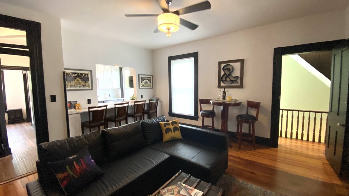 Bellevue Apartment | Apartment over Three Spirits Tavern! Historic District, 1+mile to Cincinnati!
