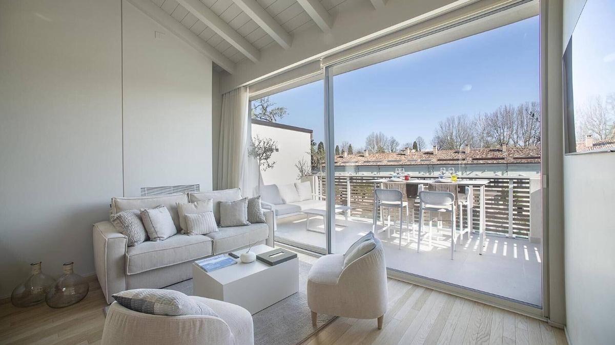 Peschiera del Garda City Centre Apartment | Apartment 'Palazzo Cordigero - Bastioni' with Canal View, Wi-Fi and Air Conditioning
