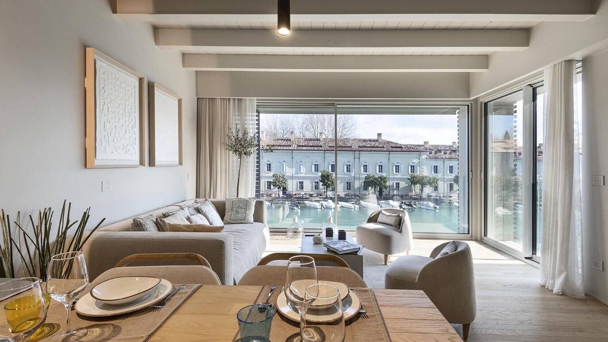 Peschiera del Garda City Centre Apartment | Apartment 'Palazzo Cordigero - Canale' with Canal View, Wi-Fi and Air Conditioning