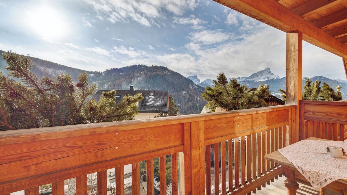 La Valle Apartment | Apartment 'Pares' with Mountain View, Shared Garden and Wi-Fi