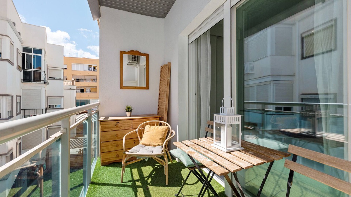 Torremolinos City Centre Apartment | Apartment 'Plata Centro' with Private Terrace and Air Conditioning