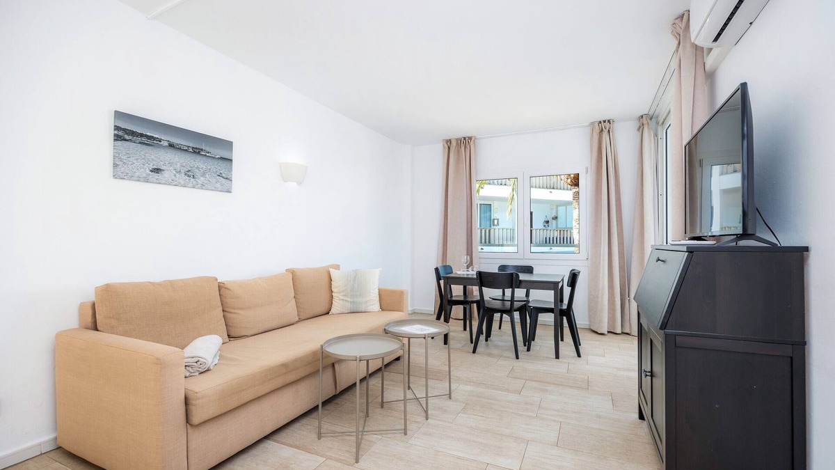 Portocolom Apartment | Apartment 'Pool View Room 101' with Shared Pool, Wi-Fi and Air Conditioning