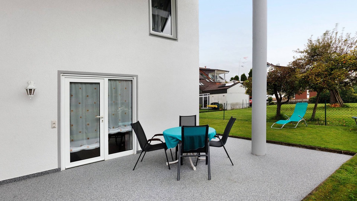 Iznang Apartment | Apartment 'Preiser' with Private Terrace, Private Garden and Wi-Fi