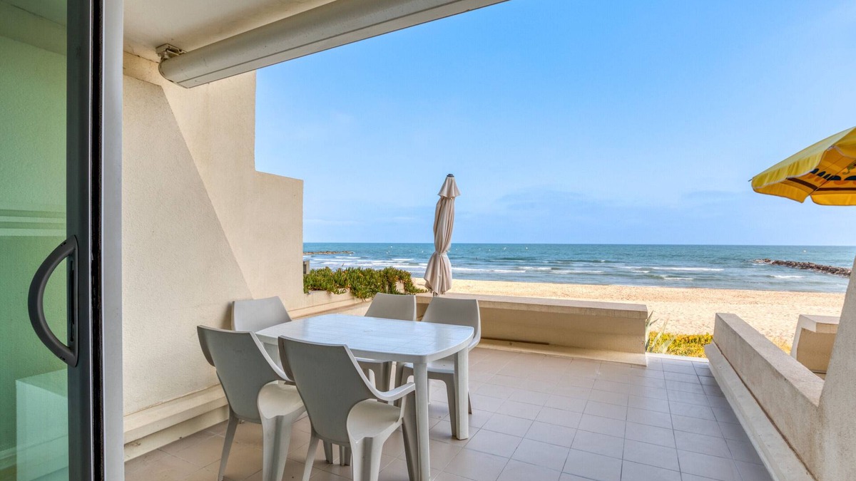Carnon-Plage Apartment | Apartment "Première Ligne Avec Terrasse" with Sea View, Private Terrace & Wi-Fi