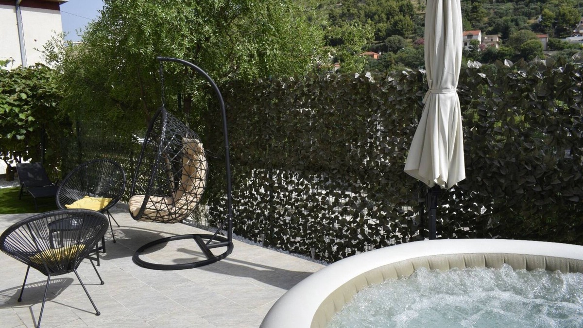 Zrnovnica Apartment | Apartment Relax Split Area Jacuzzi&private hot tub