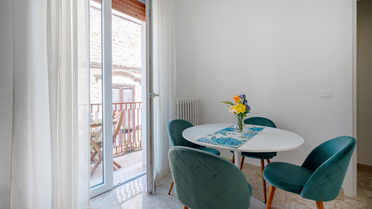 Conversano Apartment | Apartment 'Relaxia' with Balcony, Wi-Fi and Air Conditioning