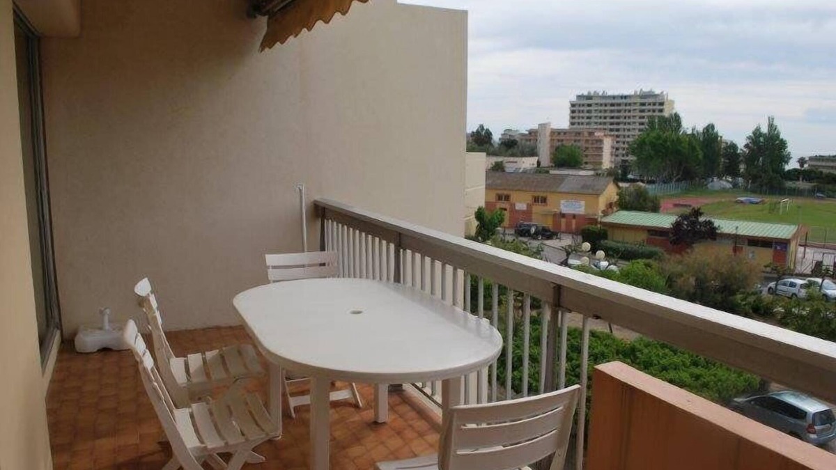 Le Lavandou Apartment | Apartment rental in the Lavandou city center, large 3 rooms apt close to the beach, TV, Parking