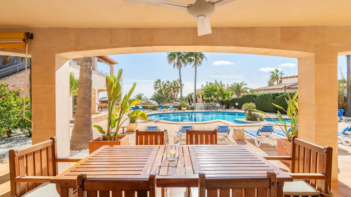 Cala Santany Villa | Apartment 'Residencial Planta Baja Cerca Playa' with Sea View, Wi-Fi and Air Conditioning