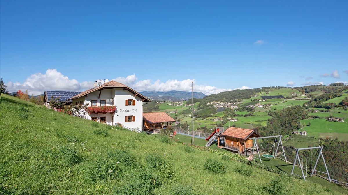 Brie Apartment | Apartment "Rosengarten - Heigler Hof" with Mountain View, Wi-Fi, Balcony, Sauna & Terrace