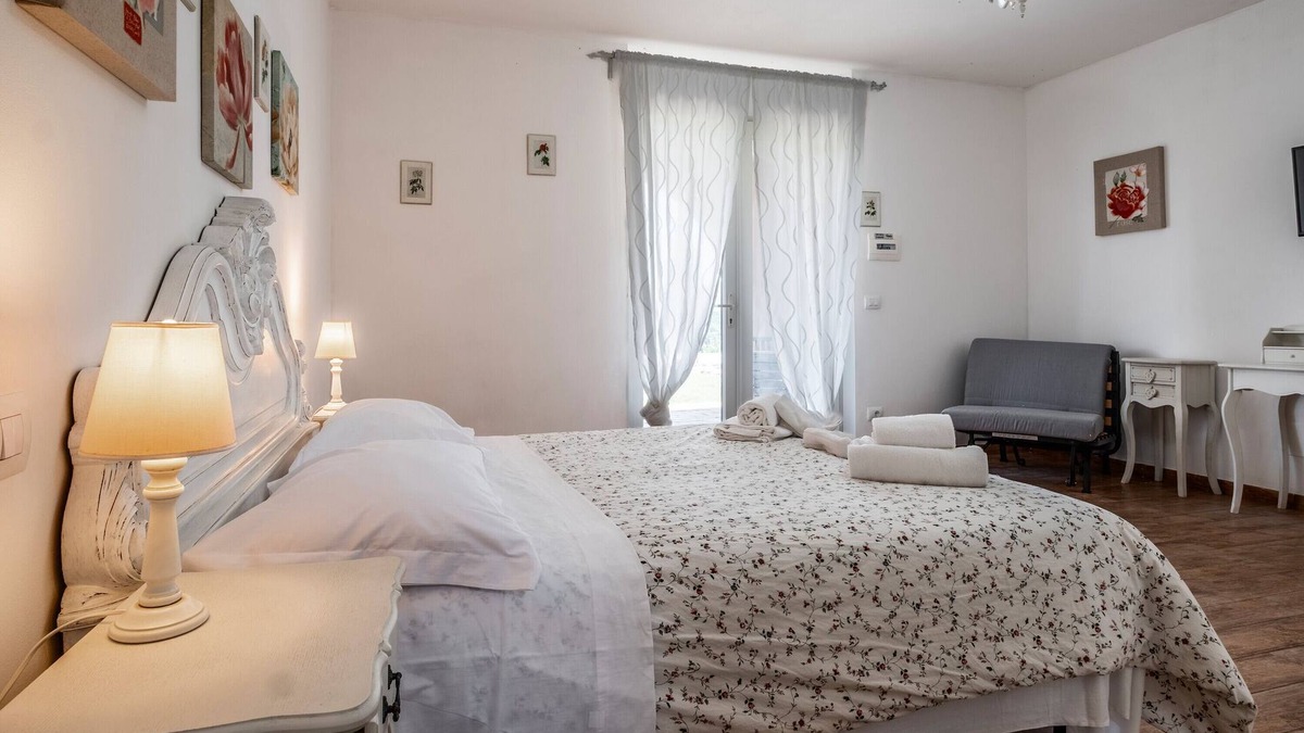 Manciano Apartment | Apartment 'Salvia' with Shared Pool, Wi-Fi and Air Conditioning