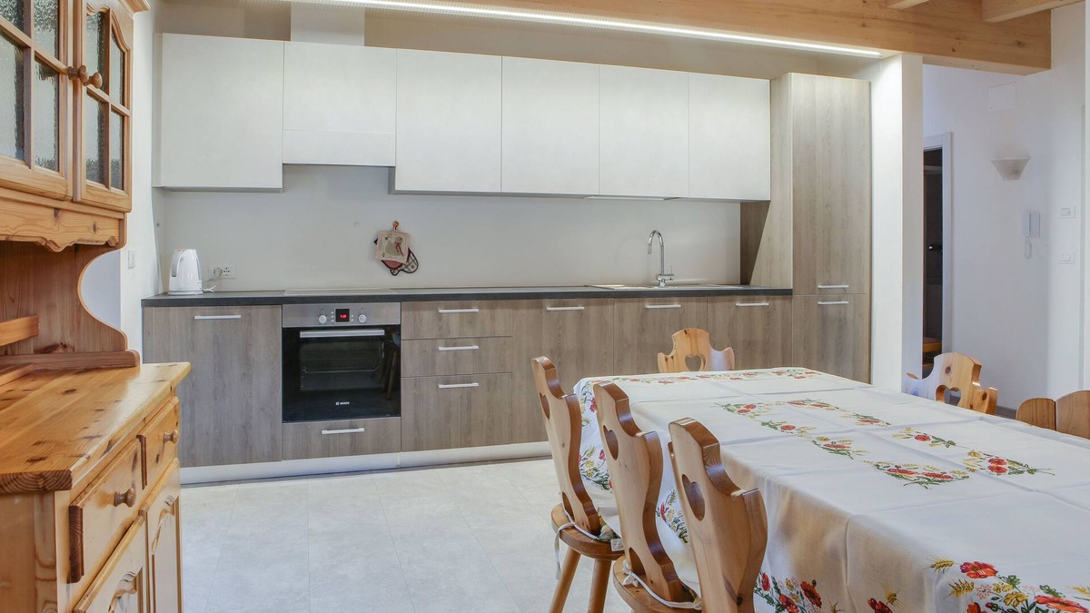 Pera Apartment | Apartment Sas Lonch with Mountain View, Wi-Fi & Garden