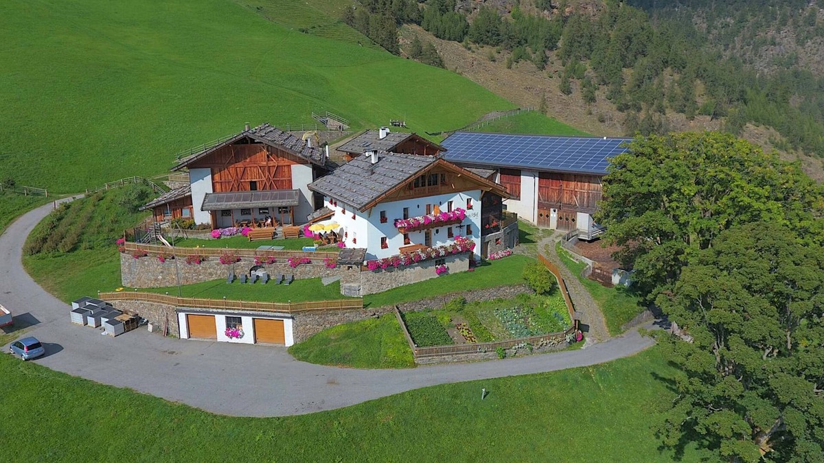 Naturno Apartment | Apartment 'Schnatzhof Morgensonne' with Mountain View, Shared Terrace and Wi-Fi