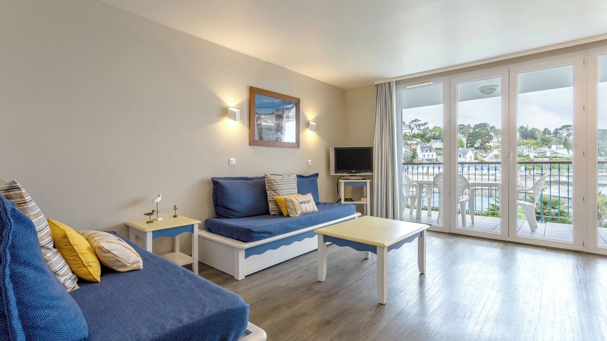 Treboul Apartment | Apartment 'Sea View on the Beach' with Sea View, Shared Pool and Wi-Fi