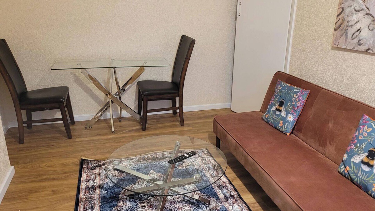 Reading House | Apartment - Sleeps 2 - Parking - Near Station