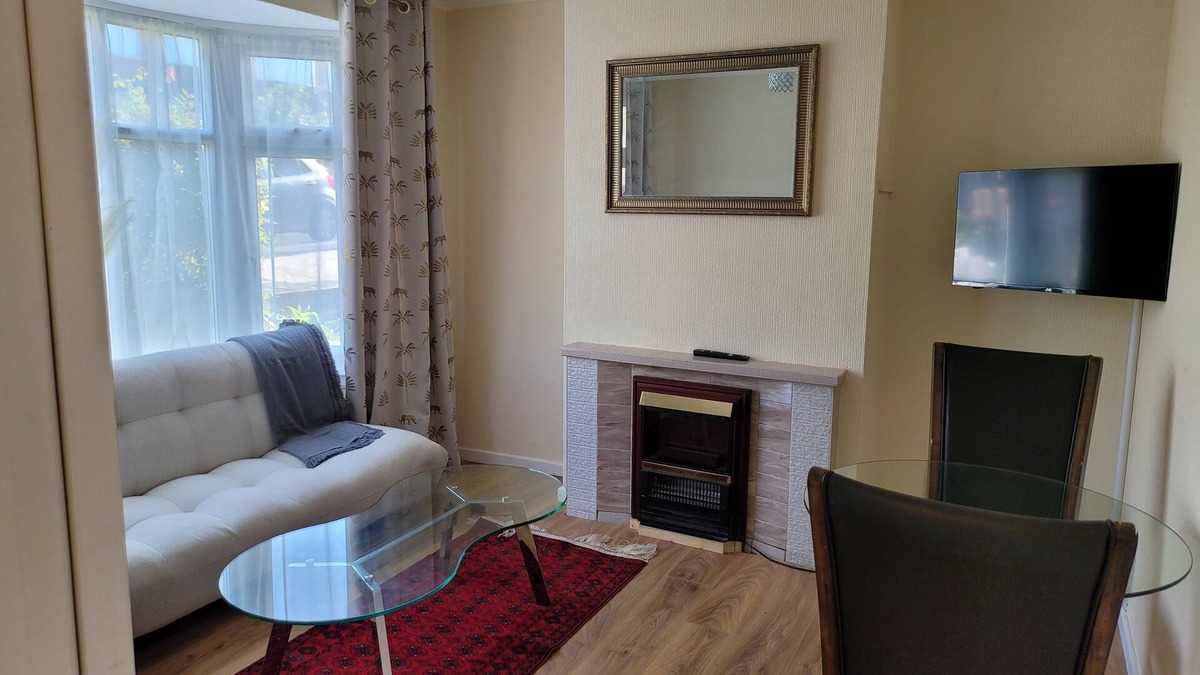 Reading House | Apartment - Sleeps 2 - Parking