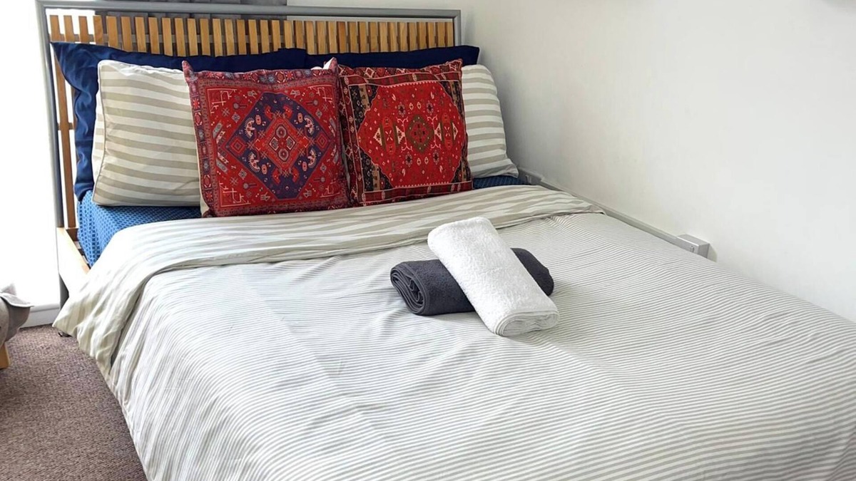 Chadwell Apartment | Apartment - Sleeps 2 - Parking - Station Close