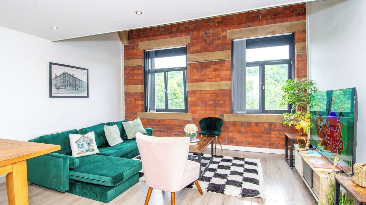 Bradford Apartment | Apartment - Sleeps 4 - Parking - Workspace
