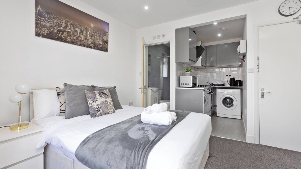 South Harrow Apartment | Apartment - Sleeps 5 & Free Parking