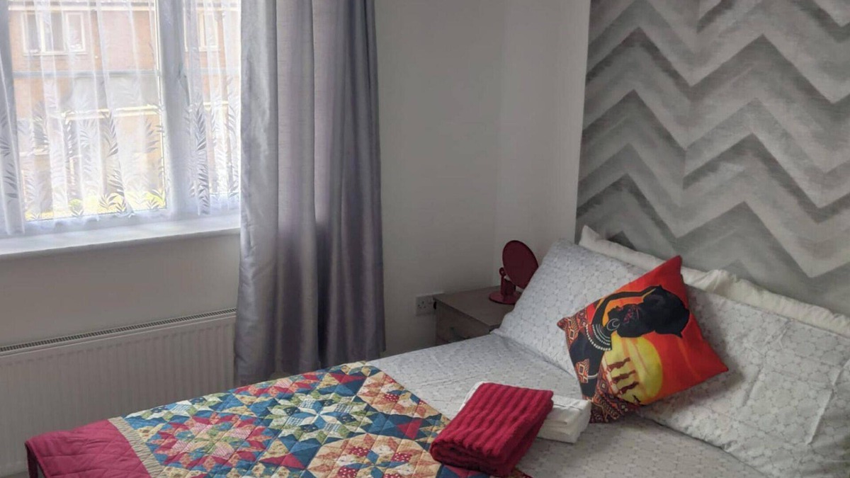 Chadwell Apartment | Apartment - Sleeps 5 - Parking - Station Close