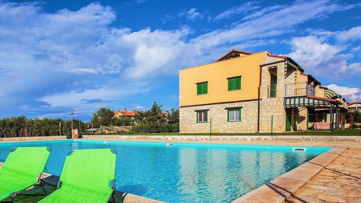 Gedici Apartment | Apartment Sofia with Roof Terrace and Sea View in Gedici (Lira)