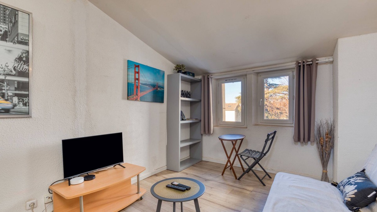 Pezenas Apartment | Apartment 'Sous Les Toits' with Wi-Fi and Air Conditioning