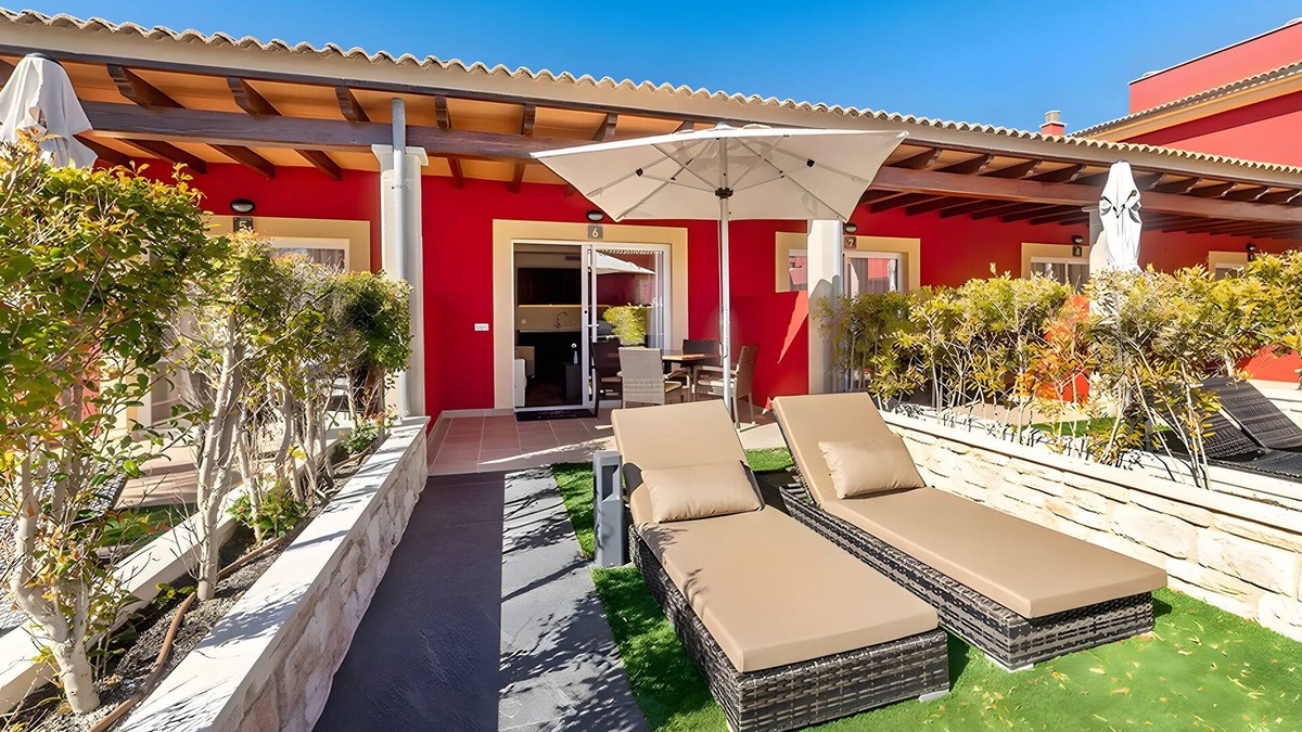 Cala Agulla Apartment | Apartment 'Standard 5' with Shared Pool, Wi-Fi and Air Conditioning