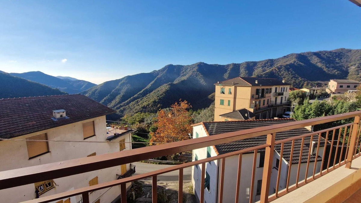 Uscio Apartment | Apartment 'Stella House' with Balcony, Wi-Fi and Air Conditioning