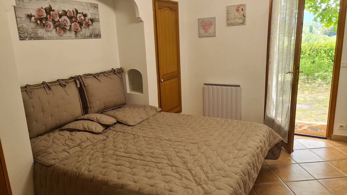 Carnoules Apartment | Apartment 'Studio Romance' with Mountain View, Shared Pool and Wi-Fi