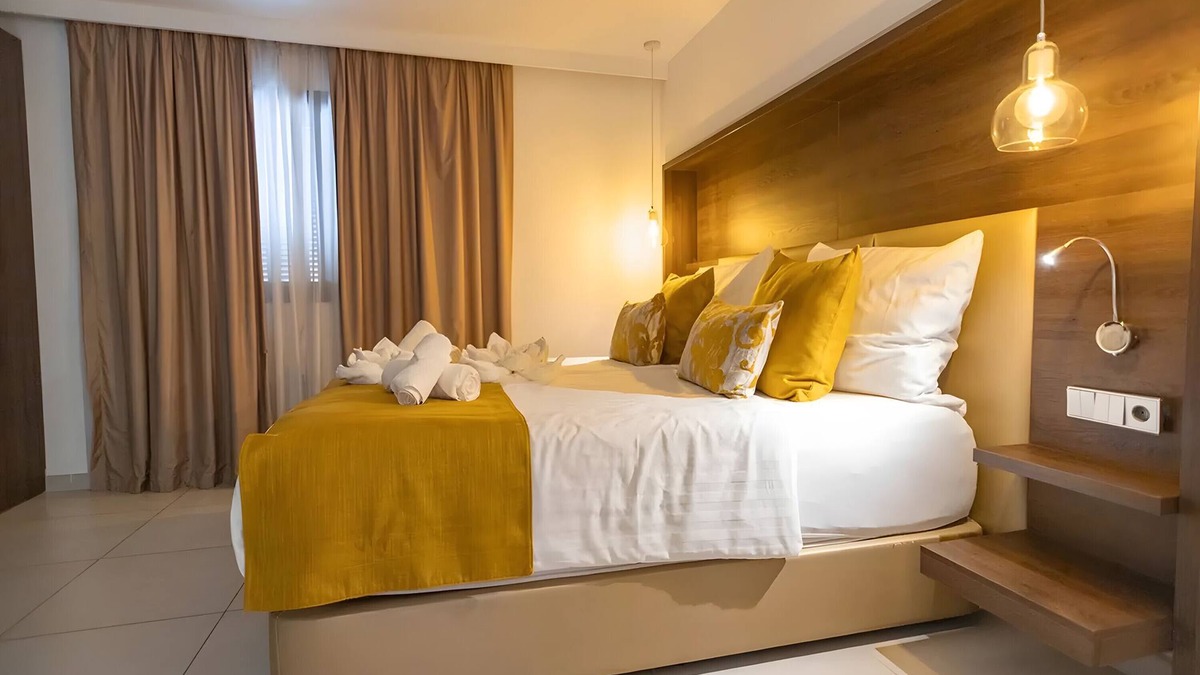 Cala Agulla Apartment | Apartment 'Suite 2' in a Hotel with Shared Pool, Wi-Fi and Air Conditioning