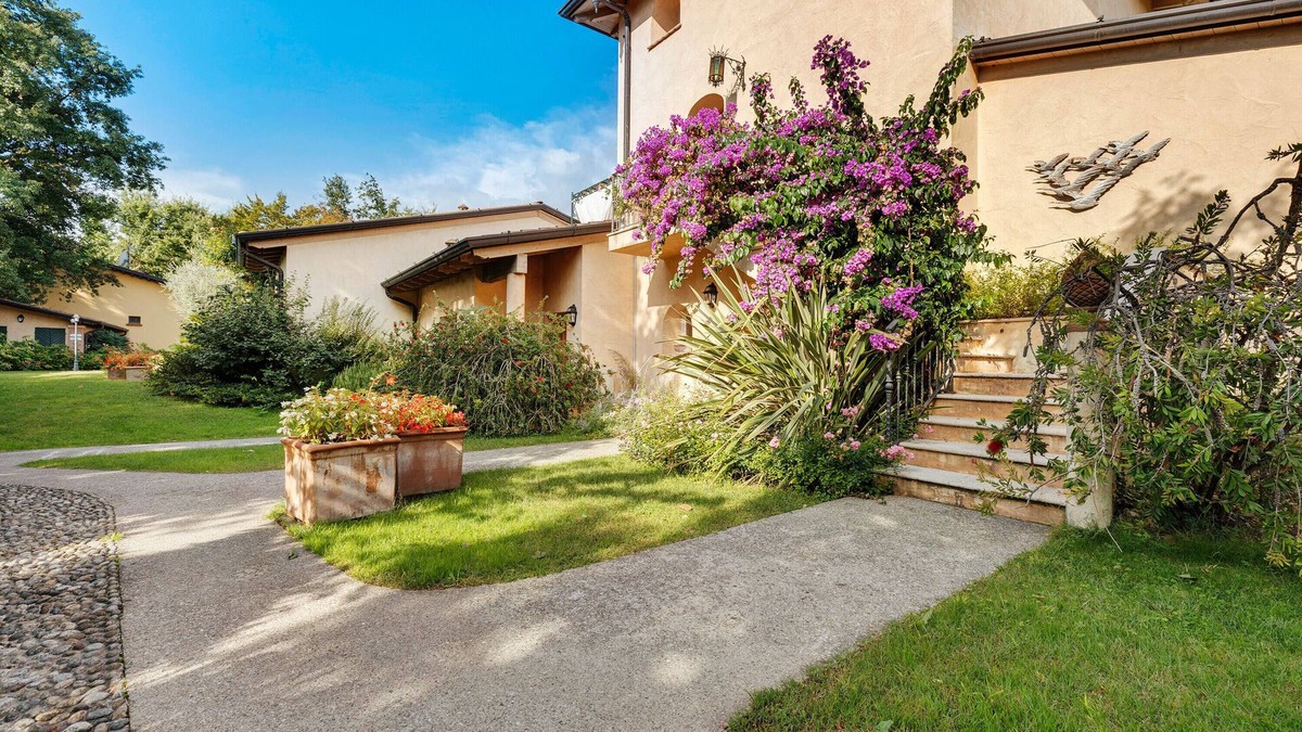 Puegnago del Garda Apartment | Apartment 'Superior Diamante' with Shared Pool, Wi-Fi and Air Conditioning