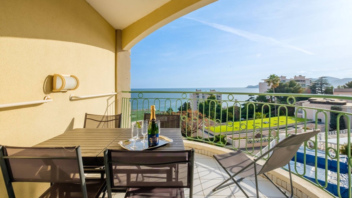 La Croix des Gardes Apartment | Apartment 'Sur La Mer' with Sea View, Shared Pool and Wi-Fi