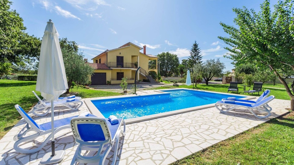 Susnjici Apartment | Apartment Susnjici 3 with Pool, Children Playground and Balcony, BBQ
