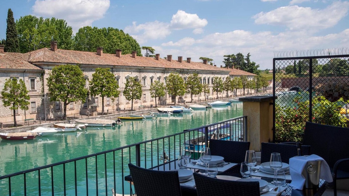 Peschiera del Garda City Centre Apartment | Apartment 'Time To Relax - Terrace on the River' with Lake View, Wi-Fi and Air Conditioning