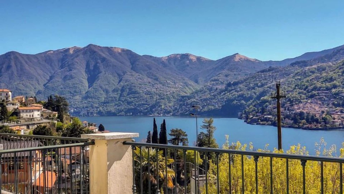 Moltrasio Apartment | Apartment Terrace Lake View in Moltrasio - 9 persons, 3 bedrooms