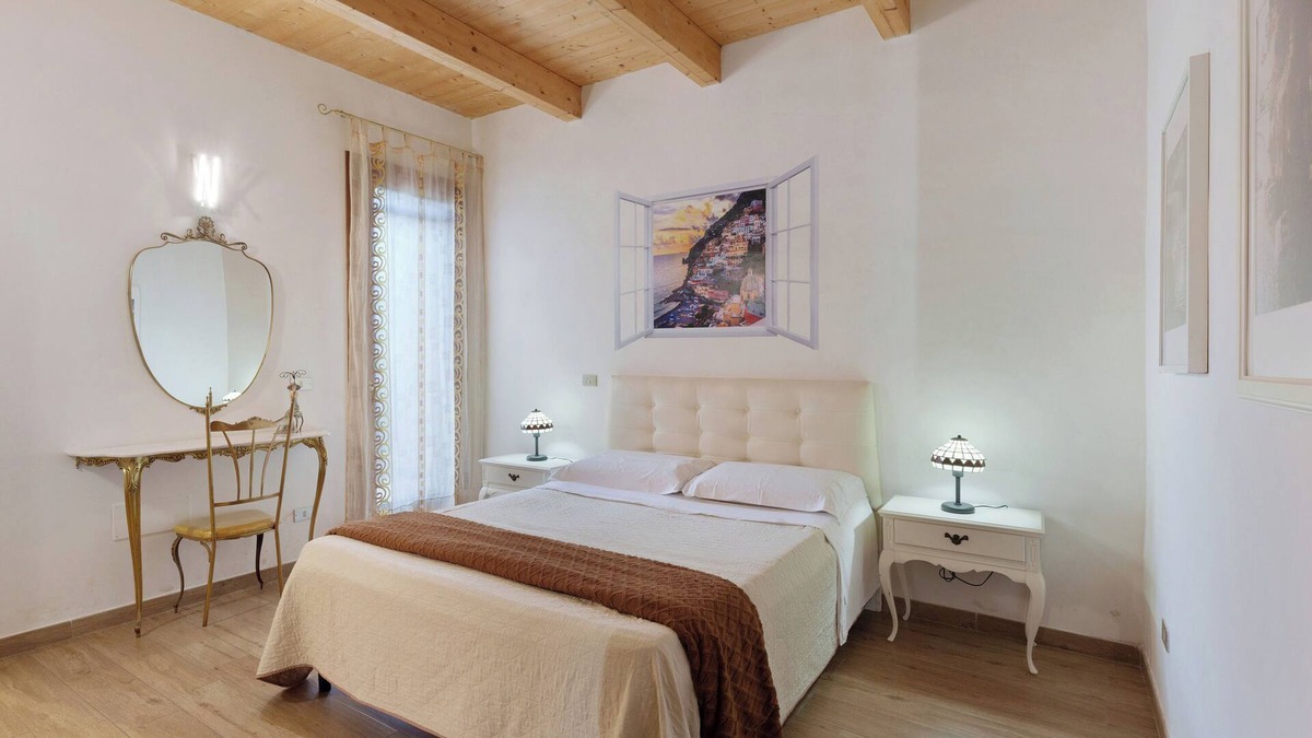 San Lazzaro Apartment | Apartment 'The Main Street' with Mountain View, Shared Garden and Wi-Fi