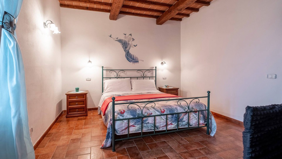 Catabbio Apartment | Apartment 'Tiffany' with Shared Pool and Garden