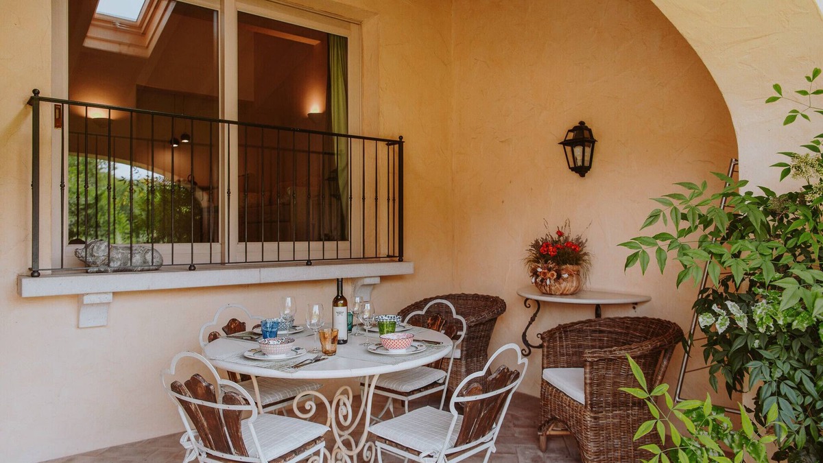 Puegnago del Garda Apartment | Apartment 'Topazio' with Shared Pool, Wi-Fi and Air Conditioning