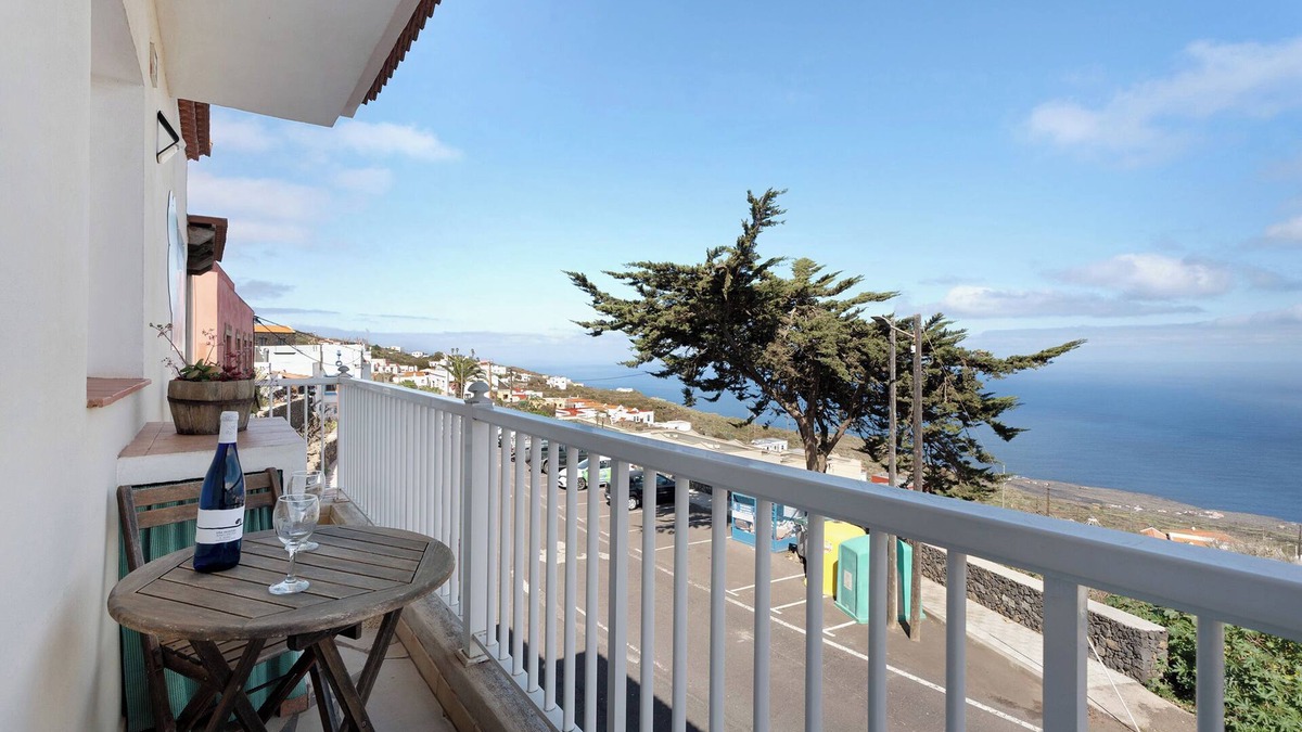 Mocanal Apartment | Apartment 'Trebol 1' with Sea View, Balcony and Wi-Fi