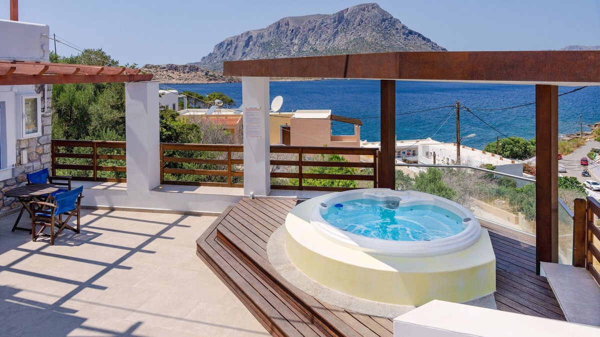Kamari Apartment | Apartment 'Vasilis Studios Family House ' with Sea View, Wi-Fi and Air Conditioning