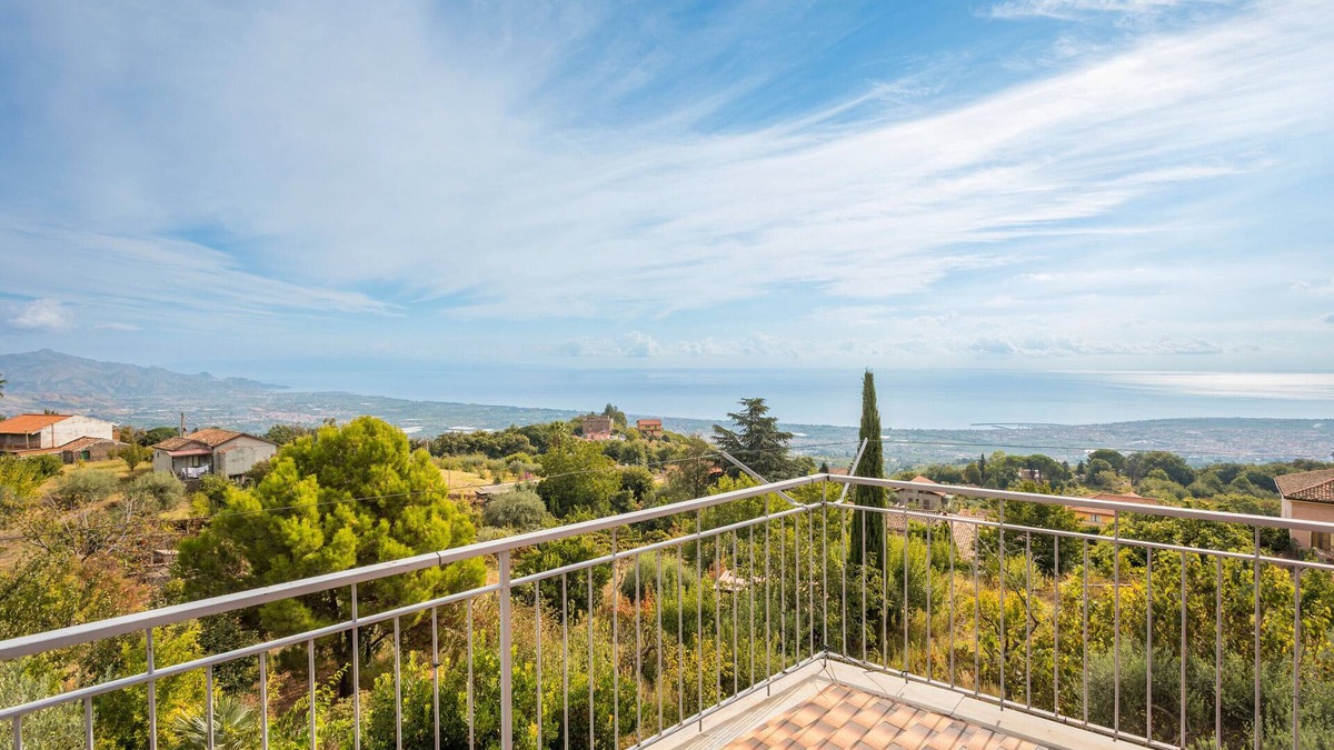 Puntalazzo Apartment | Apartment 'Vecchio Forno - Puntalazzo' with Sea View, Wi-Fi and Air Conditioning