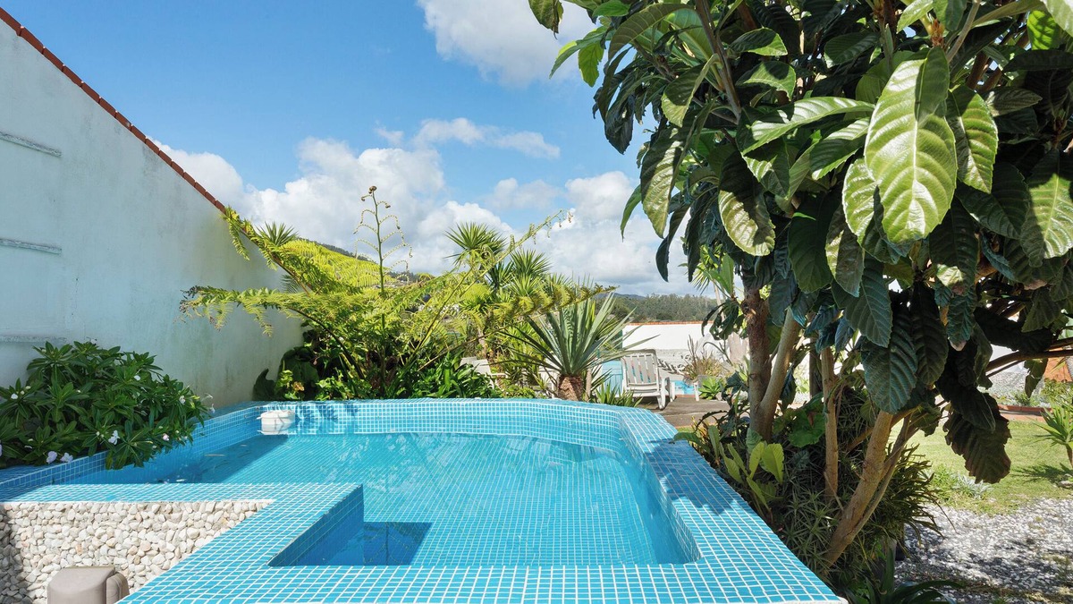 Canico Apartment | Apartment 'View Mountain' with Sea View, Shared Pool and Wi-Fi