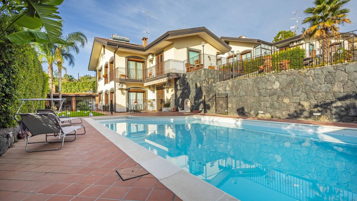 Viagrande Apartment | Apartment 'Villa Di Mauro' with Mountain View, Private Pool and Air Conditioning