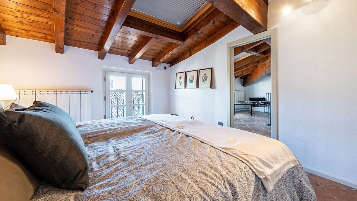 Gargnano Apartment | Apartment 'Villa Rosa Flat' with Sea View, Shared Garden and Wi-Fi