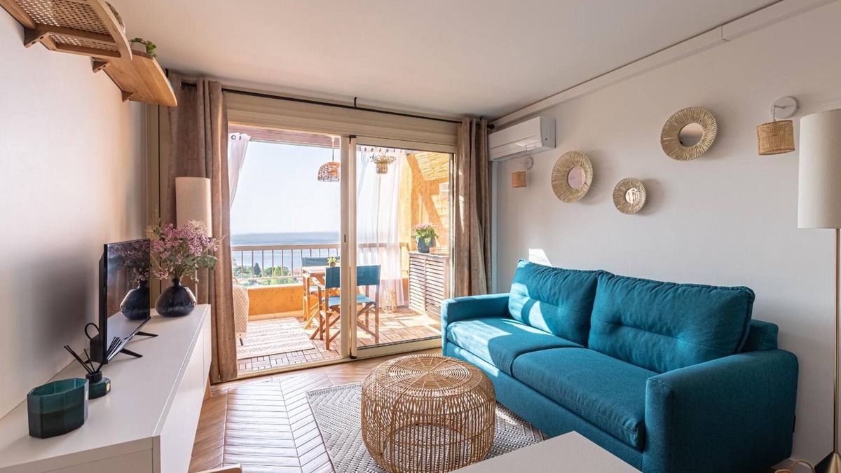 Theoule-Superieur Apartment | Apartment 'Vue Mer Et Jardin' with Sea View, Wi-Fi and Air Conditioning