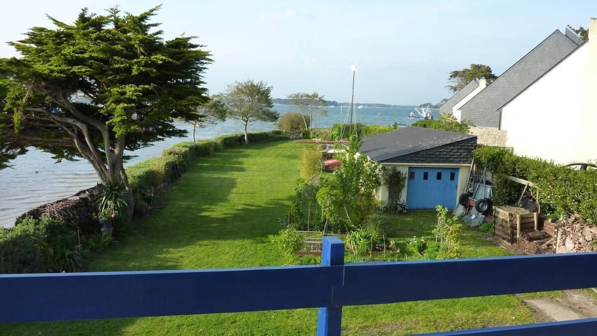 Locmariaquer Apartment | Apartment 'Vue Mer - Accès Privatif Plages' with Private Terrace, Private Garden and Wi-Fi