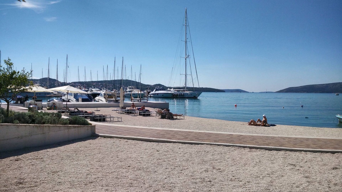 Seget Donji Apartment | Apartment with balcony, overlooking the sea