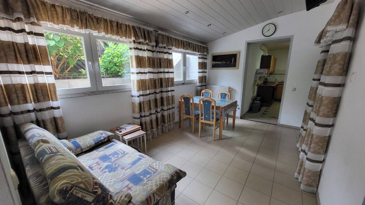 Odernheim am Glan Apartment | Apartment with bedroom and living area.